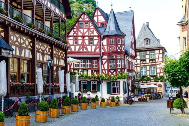 Bacharach am Rhein, Almanya. Mittelrhein, Ren Nehri üzerindeki güzel bir kasaba. 1571 Altes Haus (eski ev, Wein Haus). Rhineland-Palatinate (Rheinland-Pfalz).