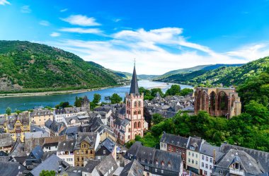 Bacharach am Rhein. Yukarı Ren Nehri 'nde (Mittelrhein) küçük bir kasaba. Kilisesi olan güzel panoramik bir kartpostal manzarası. Rhineland-Palatinate (Rheinland-Pfalz), Almanya. UNESCO.