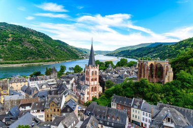 Bacharach am Rhein. Yukarı Ren Nehri 'nde (Mittelrhein) küçük bir kasaba. Kilisesi olan güzel panoramik bir kartpostal manzarası. Rhineland-Palatinate (Rheinland-Pfalz), Almanya. UNESCO.