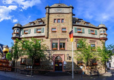 Oberwesel am Rhein Belediye Binası (Rathaus). Yukarı Ren Nehri 'nde (Mittelrhein) küçük bir kasaba. Rhineland-Palatinate (Rheinland-Pfalz), Almanya.