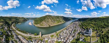 Oberwesel am Rhein 'deki Ren döngüsü (Rheinschleife) üzerinde hava manzarası. Yukarı Ren Nehri 'nin ortasındaki kasaba (Mittelrhein). Güzel kartpostal manzarası, mavi gökyüzü, bulutlar. Rhineland-Palatinate, Almanya