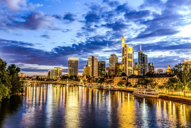 Frankfurt ben Main 'im. Avrupa finans merkezinin Skyline şehri. Köprü, alacakaranlık mavi saatte nehir, akşam, gece gün batımı. Altın sarısı renk. Hesse, Almanya 'da Seyahat