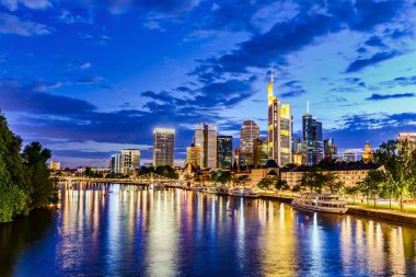 Frankfurt ben Main 'im. Avrupa finans merkezinin Skyline şehri. Köprü, alacakaranlık mavi saatte nehir, akşam, gece gün batımı. Altın sarısı renk. Hesse, Almanya 'da Seyahat
