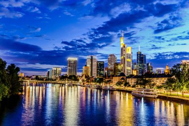 Frankfurt ben Main 'im. Avrupa finans merkezinin Skyline şehri. Köprü, alacakaranlık mavi saatte nehir, akşam, gece gün batımı. Altın sarısı renk. Hesse, Almanya 'da Seyahat
