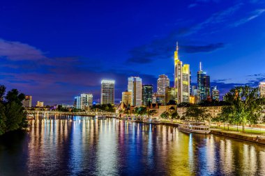 Frankfurt ben Main 'im. Avrupa finans merkezinin Skyline şehri. Köprü, alacakaranlık mavi saatte nehir, akşam, gece gün batımı. Altın sarısı renk. Hesse, Almanya 'da Seyahat