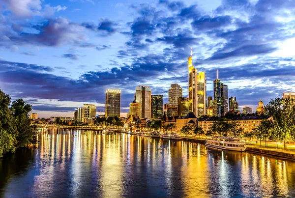 Frankfurt ben Main 'im. Avrupa finans merkezinin Skyline şehri. Köprü, alacakaranlık mavi saatte nehir, akşam, gece gün batımı. Altın sarısı renk. Hesse, Almanya 'da Seyahat