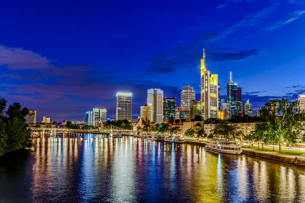 Frankfurt ben Main 'im. Avrupa finans merkezinin Skyline şehri. Köprü, alacakaranlık mavi saatte nehir, akşam, gece gün batımı. Altın sarısı renk. Hesse, Almanya 'da Seyahat