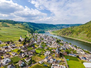Ellenz-Poltersdorf hava manzarası, Burg Metternich yakınlarındaki Beilstein kasabasında Moselle, Mosel nehri üzerinde. Rhineland-Palatinate, Almanya
