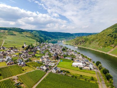 Ellenz-Poltersdorf hava manzarası, Burg Metternich yakınlarındaki Beilstein kasabasında Moselle, Mosel nehri üzerinde. Rhineland-Palatinate, Almanya