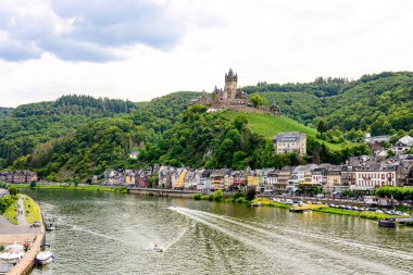 Komedi. Moselle, Mosel nehri üzerinde güzel tarihi bir kasaba. Reichsburg Kalesi tepenin üstündeyken şehir manzarası. Rhineland-Palatinate, Almanya,