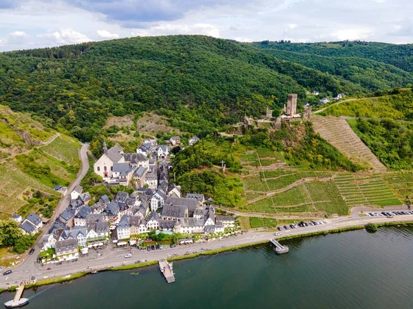 Moselle, Mosel nehrinde Beilstein kasabasında Burg Metternich. Hava görüntüsü. Rhineland-Palatinate, Almanya