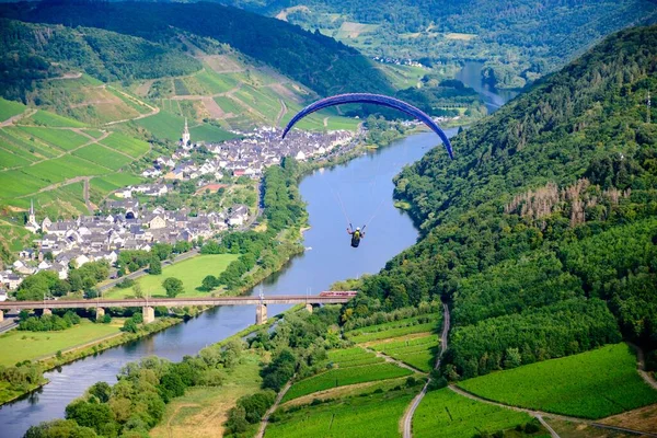 Loop Bremm Calmont Romantic Moselle Mosel River Let Padákem Rhineland — Stock fotografie