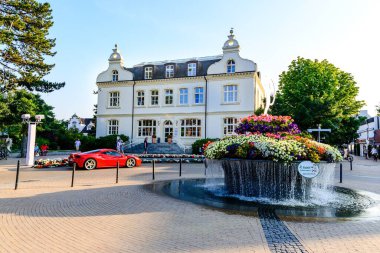  Timmendorfer Strand yakınlarındaki Ferrari arabası Lubeck - Travemunde (Travemnde) Baltık Denizi 'nde. Schleswig-Holstein, Almanya