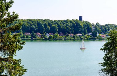 Ratzenburger 'e bakın. Tekneli göl, yelkenli, mavi gökyüzü. Schleswig Holstein, Ratzenburg, Almanya