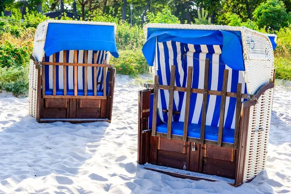 Timmendorfer Strand 'deki sahil sepetinde Lubeck yakınlarında. Baltık Denizi' nde bir gezi. Schleswig-Holstein, Almanya