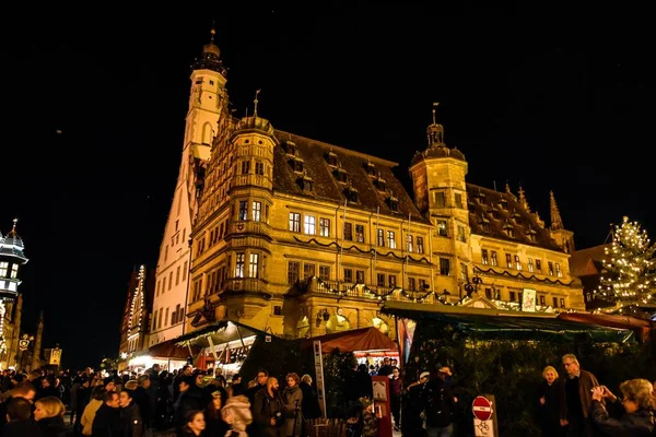 19 Aralık 2015: Rottenburg ob der Tauber. Noel Pazarı, belediye binası (Weihnachtsmarkt, Rathaus). Kötü - Wurttemberg, Almanya