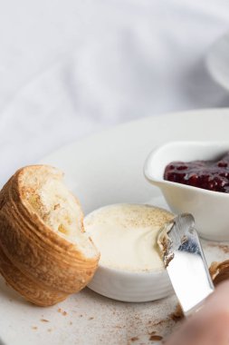 Kruvasan reçel kahvaltı ile