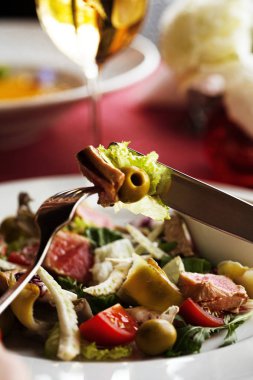 Taze zeytin ve ton balığı salatası