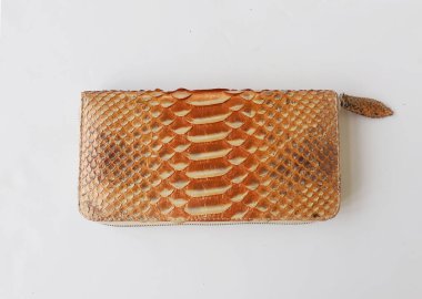 piton yılan deri cüzdan beyaz arka plan üzerinde