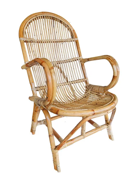 Καρέκλα λυγαριά απομονωμένη σε λευκό φόντο. Λεπτομέρειες μοντέρνου boho, μποέμικου, σκανδιναβικού και minimal στυλ. εσωτερικός οικολογικός σχεδιασμός — Φωτογραφία Αρχείου