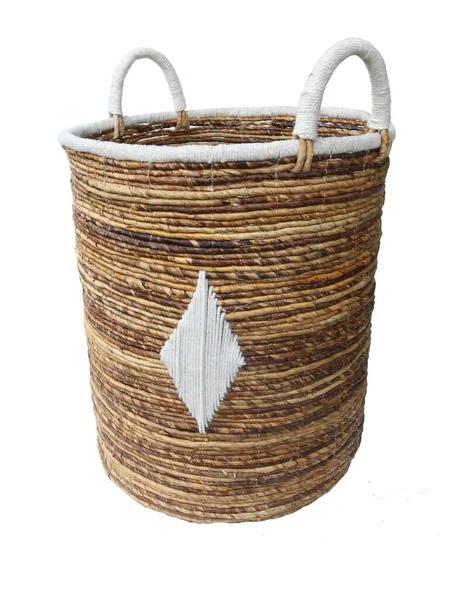 在白色背景上隔离的编织洗衣篮。现代波希米亚斯堪的纳维亚风格和斯堪的纳维亚风格生态室内设计的细节 免版税图库图片
