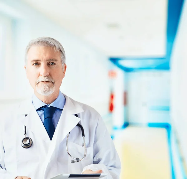 Arzt Krankenhausflur Mit Tablet — Stockfoto