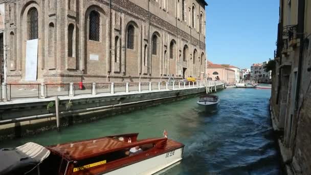 Barco Está Flotando Canal Venecia Italia — Vídeos de Stock