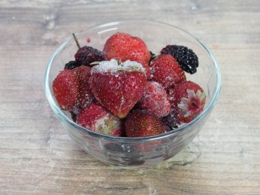 şeffaf yemeklerde taze dondurulmuş bütün çilek ve dut