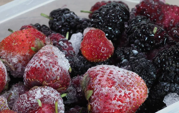 Fresas Moras Enteras Congeladas Platos Transparentes — Foto de Stock