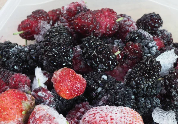 Fresas Moras Enteras Congeladas Platos Transparentes — Foto de Stock