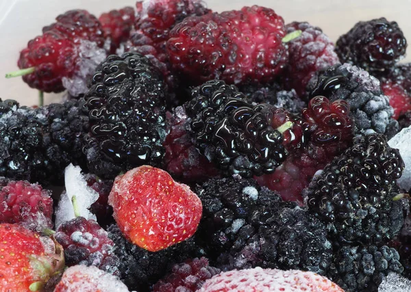 Fresas Moras Enteras Congeladas Platos Transparentes — Foto de Stock