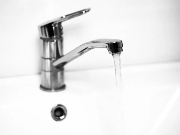 Fluxo Água Que Corre Misturador Água Cromada — Fotografia de Stock