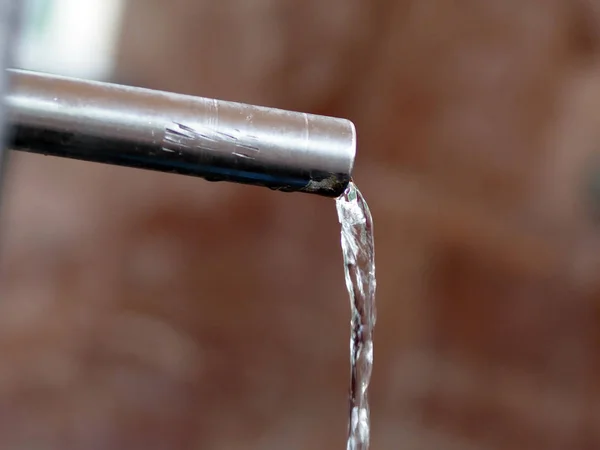 soğuk içme suyu sürekli bir akışı ile şehir sokak pompa odası