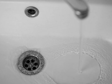 Krom su mikserinden akan bir su akışı