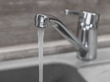 Krom su mikserinden akan bir su akışı