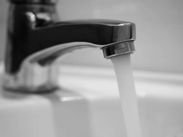 Krom su mikserinden akan bir su akışı