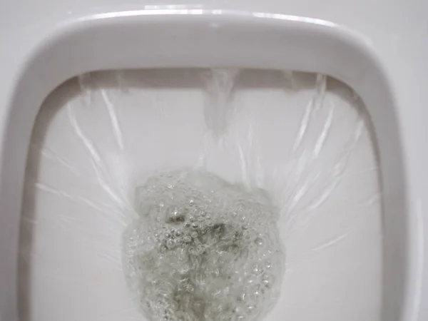 Een Afvoer Van Water Een Witte Kantine Toilet Het Toilet — Stockfoto