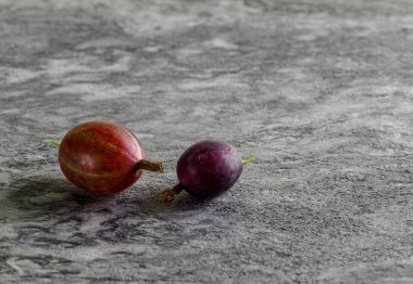 gri mermer arka plan üzerinde kendi bahçesinde yetiştirilen gooseberries ekolojik temiz olgunlaşmış çilek