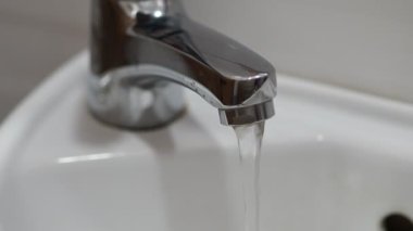 Krom su mikserinden akan bir su akışı