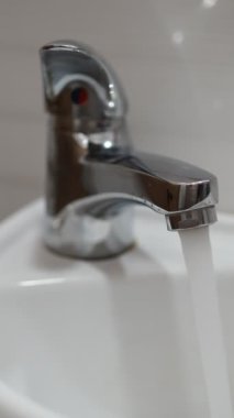 Krom su mikserinden akan bir su akışı