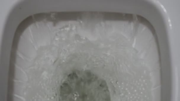 Μια Διαρροή Νερού Ένα Λευκό Καντίνα Τουαλέτα Στην Τουαλέτα — Αρχείο Βίντεο