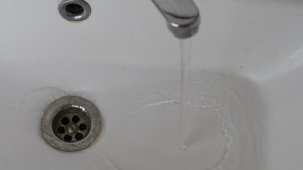 Víz Áramlását Futó Króm Vízkeverő — Stock videók
