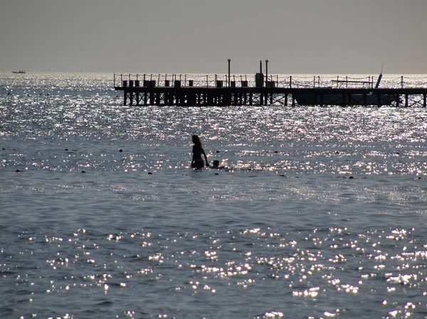 Mutter Mit Baby Der Kontrolle Sonnenlicht Fuß Auf Flachem Meer — Stockfoto
