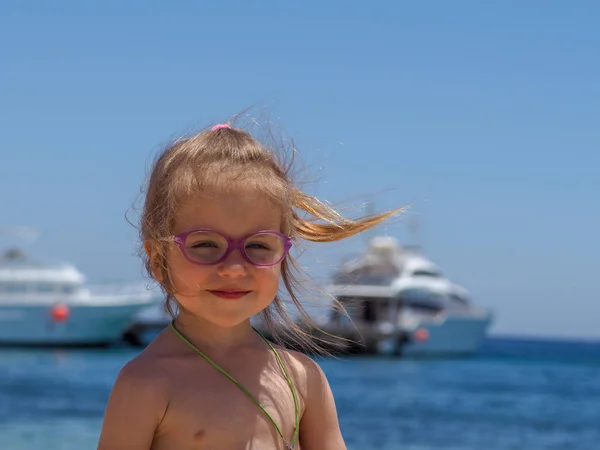 海の砂浜で遊ぶヨーロッパの外観の4歳の女の子の肖像画 — ストック写真