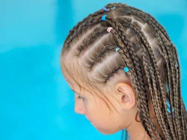 Porträtt Fair Haired Flicka Europeiskt Utseende Med Afrikansk Frisyr Pool — Stockfoto