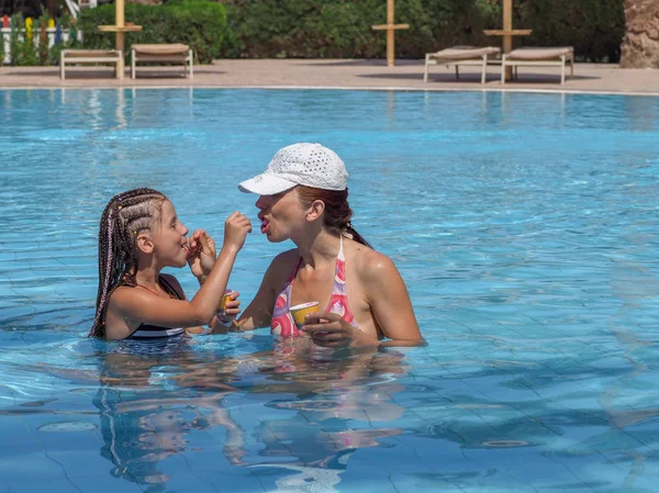 Mamá Hija Alimentan Mutuamente Helado Piscina — Foto de Stock