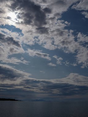 Gri gökyüzü gri gün bulutlu yoğun bulutlar ile kaplı - gökyüzü manzara