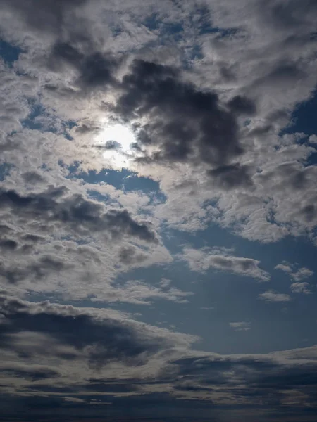 灰色の日に曇り濃い雲に覆われた灰色の空 空の風景 — ストック写真