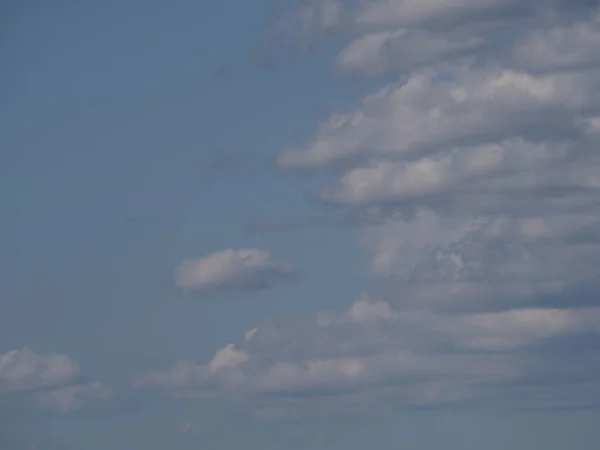 Langit Biru Latar Belakang Dengan Awan — Stok Foto