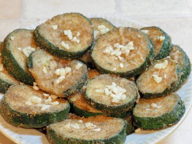 sarımsak ile lezzetli kızarmış kabak